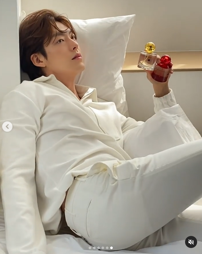 "좀 누웠다 갈게요.." 순백의 김우빈, 맨발까지 치명적[★SNS]