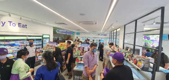 CU, 말레이시아 1호점 개점…"5년내 일본 편의점 꺾을 것"