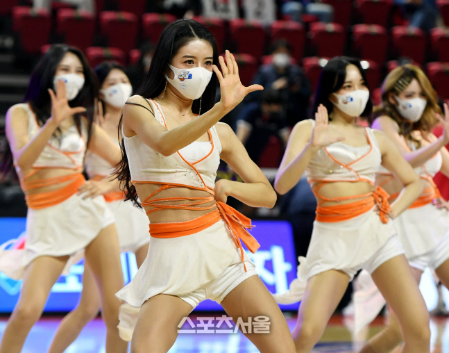 [포토] 전자랜드 치어리더 '요염한 눈빛'