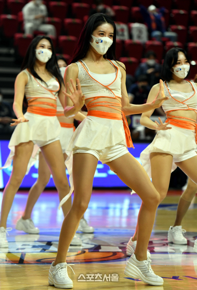 [포토] 농구코트 후끈 달구는 전자랜드 치어리더