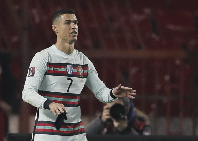 호날두가 팽개친 주장 완장, 경매로 팔렸다...어린이 치료 위해