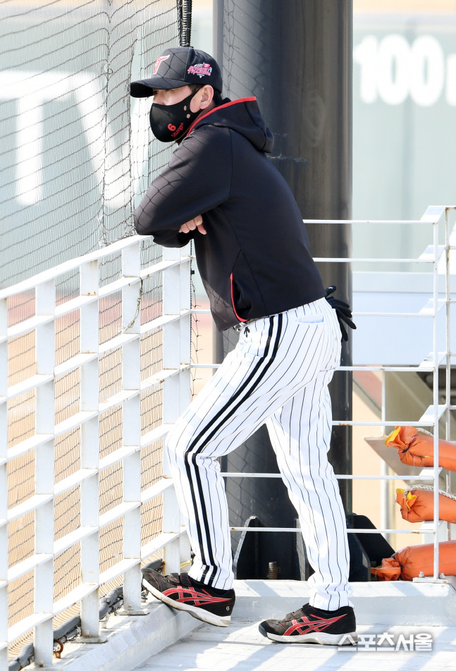 [포토]LG 류지현 감독, 확 풀린 날씨에...