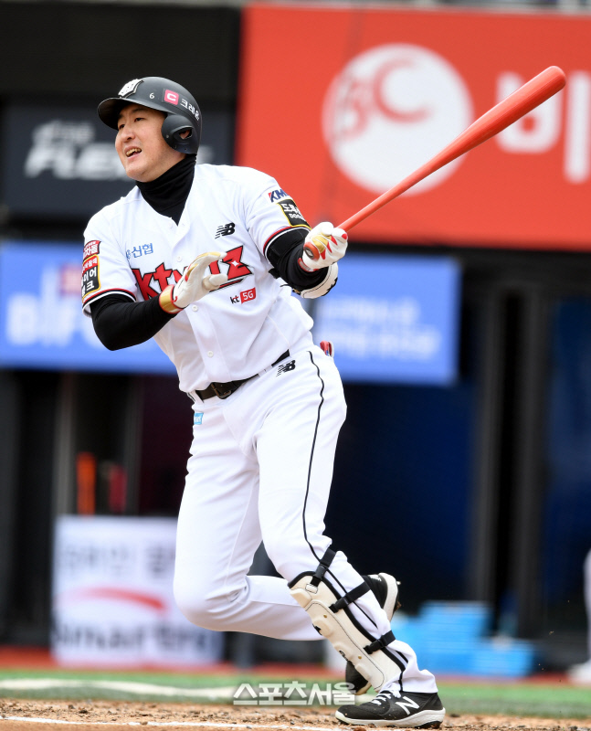 [포토] 황재균 '수비수 정면으로 가고 말았어'