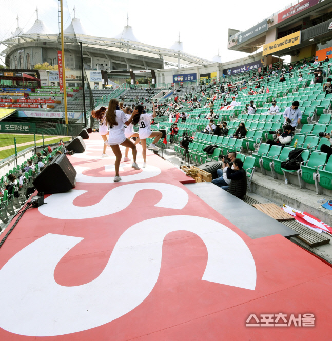 [포토] SSG 치어리더, 응원무대도...새 단장!