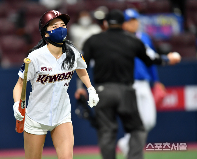 [포토]마스크로도 숨길수 없는 키움 치어리더의 미소