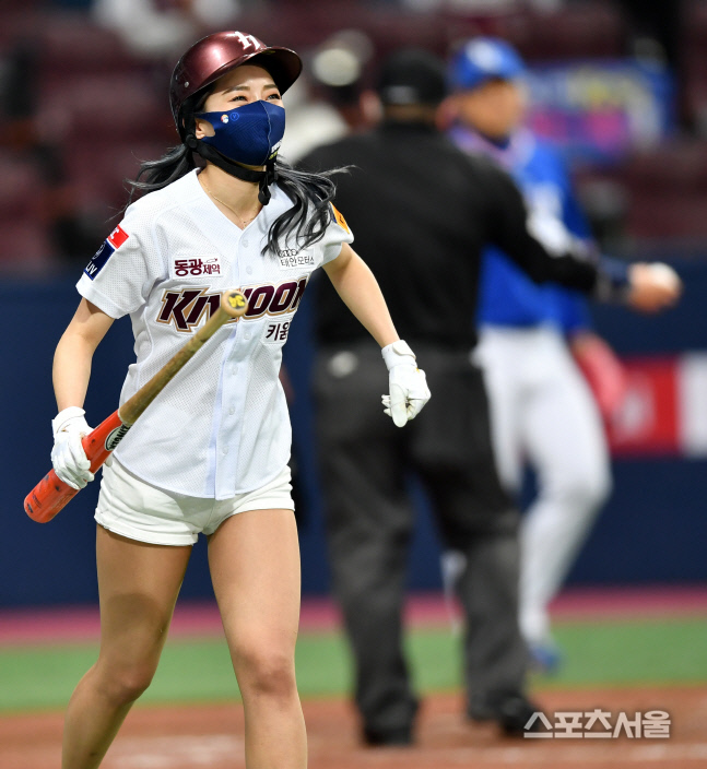 [포토]마스크로도 숨길수 없는 키움 치어리더의 미소