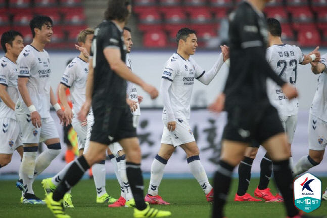 "상처는 스스로 극복" 홍명보 지론이 맞았다, 울산 한일전 여파 지우다