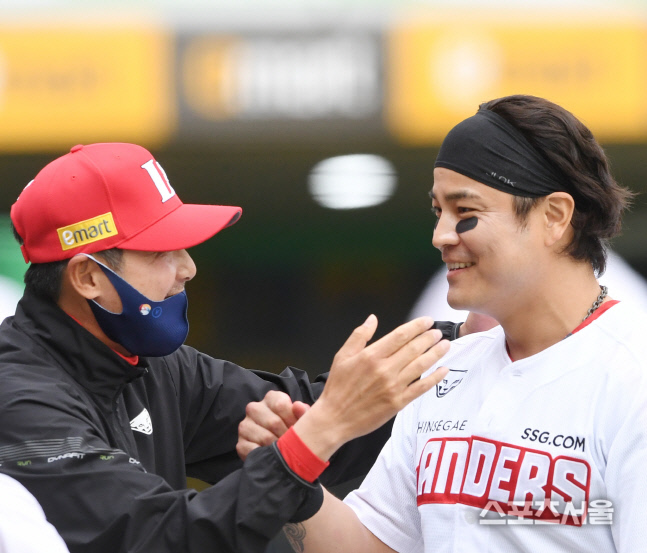 [포토] SSG 추신수, 한국 무대 첫 경기를...승리로!