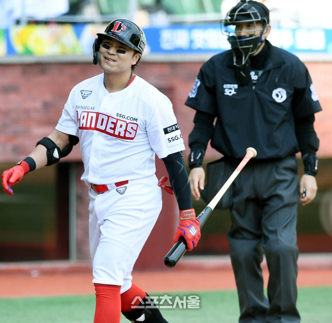 [포토] SSG 추신수, 스트라이크존이...?