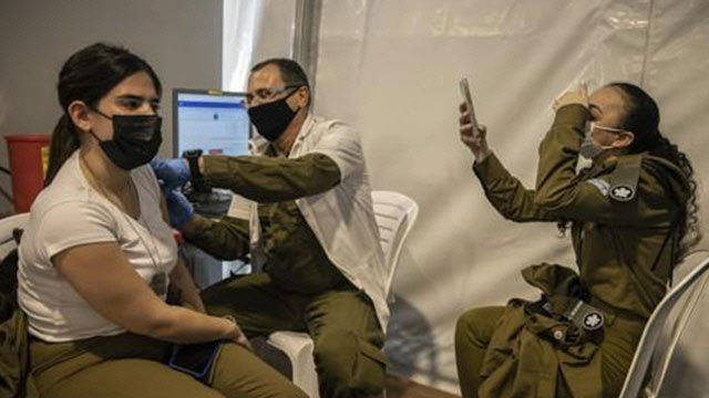 '집단면역' 선언했던 이스라엘군, 마스크 벗는 실험까지