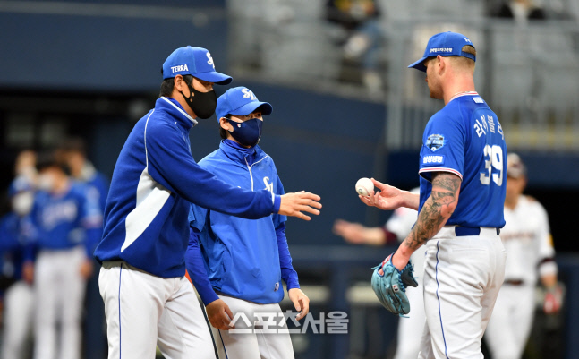 [포토]5회말 무너지는 라이블리