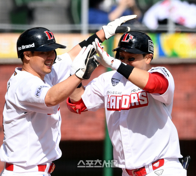 [포토] SSG 최정-최주환, 홈 개막전 홈런 주인공들!
