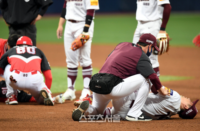 [포토] 서건창-최원준 '충돌 사고'