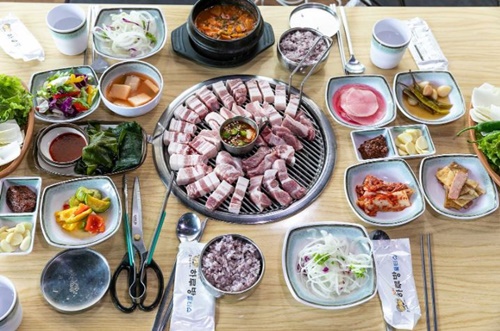 [스포츠서울 고객신뢰도대상: 쌍둥이돼지꿈] 고소하고 육즙 가득한 제주 흑돼지 전문점