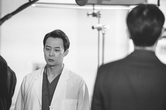 '은퇴 번복' 박유천, 새 영화 홍보 "많은 기대 부탁"…비장한 표정 눈길