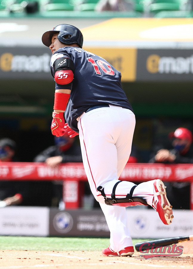 210404-SSG전-07-이대호 타격KCH26136