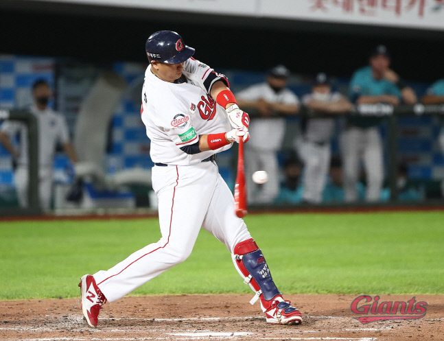 200812-NC전-12-이대호 타격KCH28219