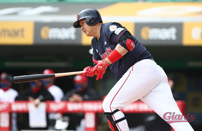 210404-SSG전-16-이대호 추격의 1타점 동점 적시타KCH26454