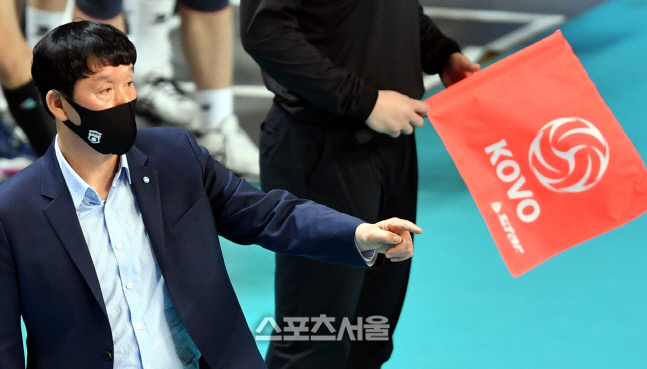 작전지시하는 신영철 감독[포토]