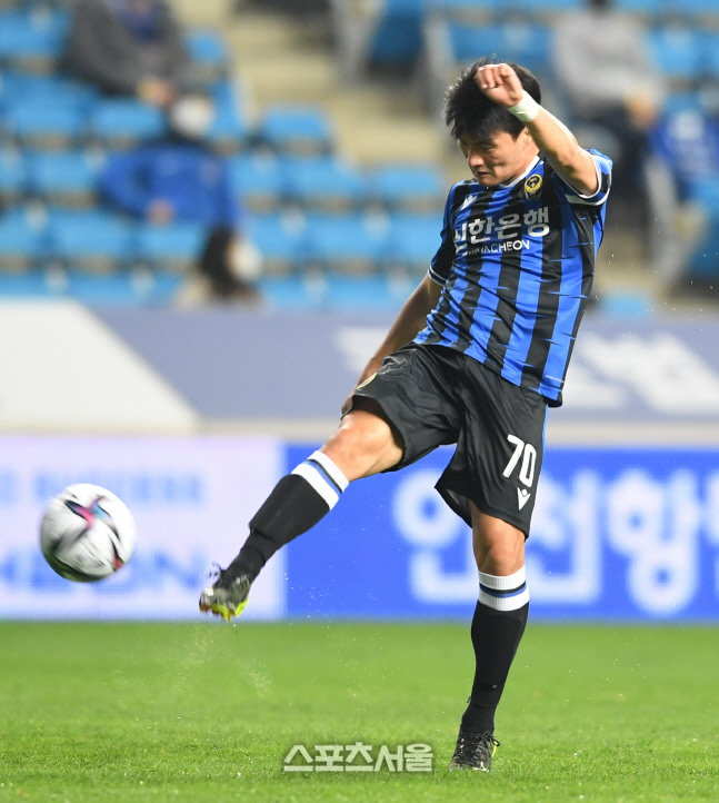 [포토]인천 구본철, 회심의 중거리 발리슛