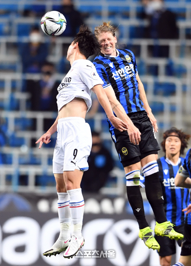 [포토]공중볼 다투는 김건희와 델브리지(인천-수원)