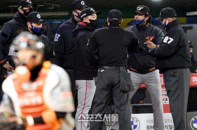 [포토] 한화 수베로 감독, 시즌 1호 퇴장...불명예...