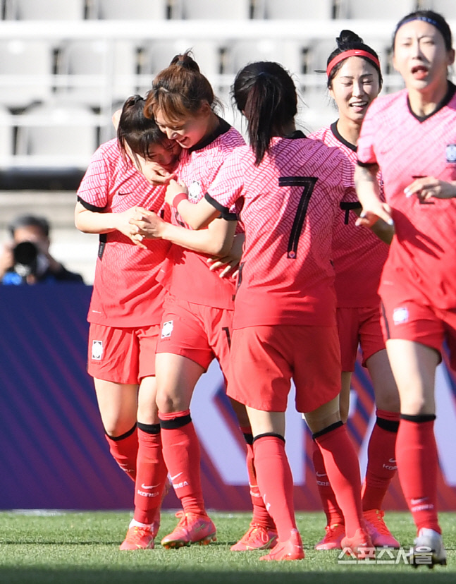 [포토]강채림의 골로 곧바로 동점 만든 한국