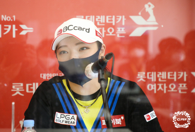 경기 마치고 기자들과 인터뷰하는 장하나 (2)