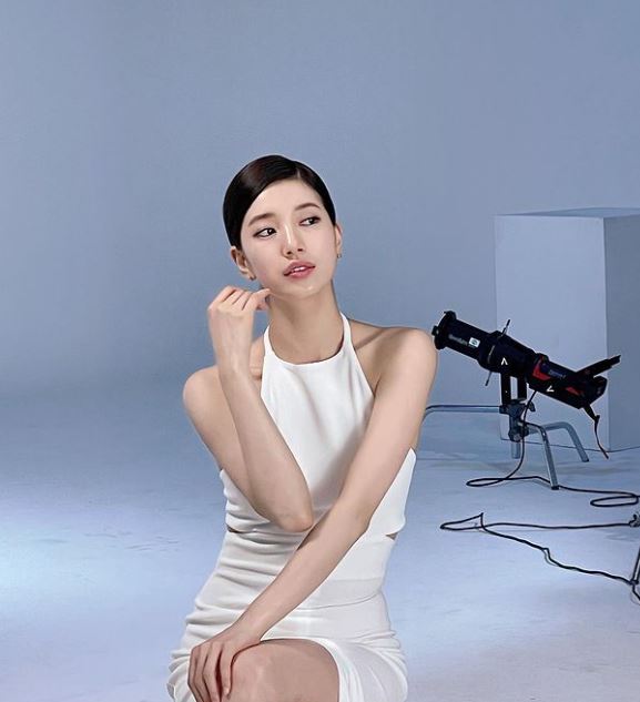 수지, 또 물오른 비주얼...직각 어깨에 군살제로 몸매[★SNS]