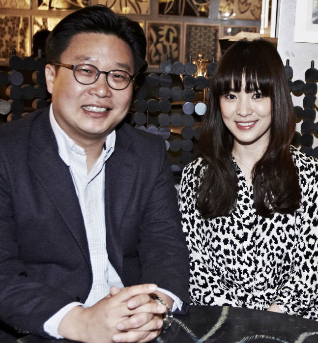 송혜교-서경덕, 中 창사임시정부청사에 안내서 1만부 기증[공식]