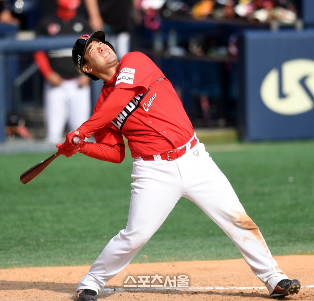 [포토] 파울 타구 바라보는 이재원 \'잡히겠어\'