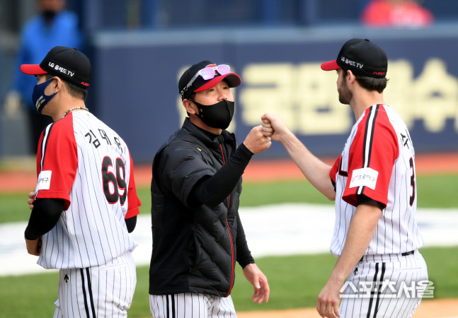 [포토] 유지현 감독 \'수아레즈, 오늘 잘했어\'