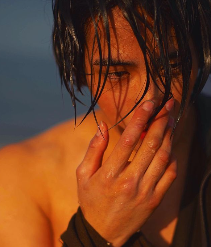 "걸어다니는 남친짤" '강철부대' 육준서, 치명美 넘치는 미대오빠의 비현실적 일상컷 