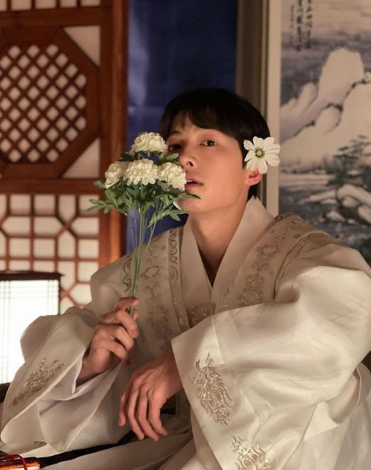 송중기, 꽃도령의 비주얼 발산 '눈 뗄 수 없네'[★SNS]