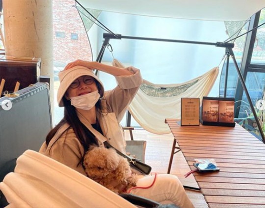 "딸은 어디에?" 최지우, 캠핑카페에서도 빛나는  '청순美' [★SNS]