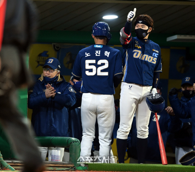 [포토] 이동욱 감독 '좋아좋아'