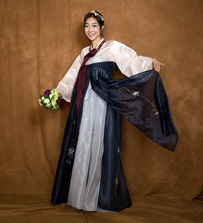 모델 이선율, '씨어터 패션쇼 컬렉션' 화보로 한복의 아름다움 전해