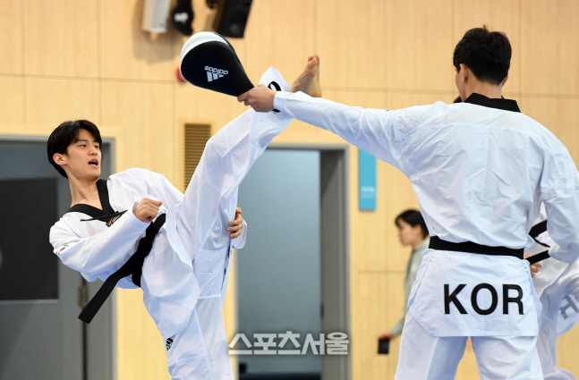 [포토]올림픽 첫 금메달 도전하는 태권도 대표팀 이대훈