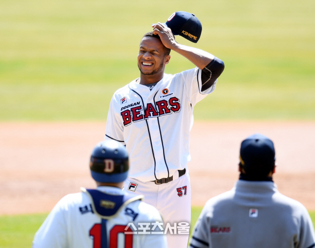 [포토] 1회 교체되는 두산 미란다