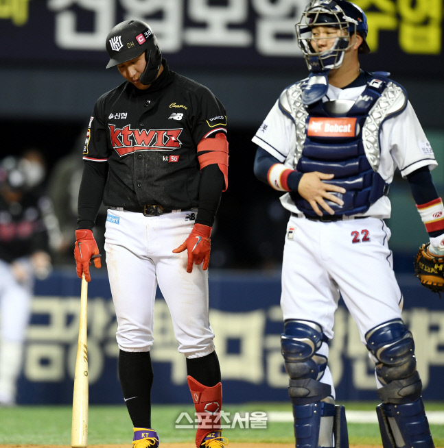 [포토] 삼진 황재균 '스트라이크 아닌거 같은데'