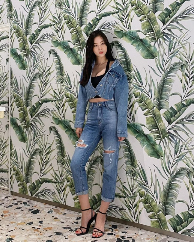 김남희, 청청 패션도 완벽 소화…시선 강탈 각선미[★SNS]