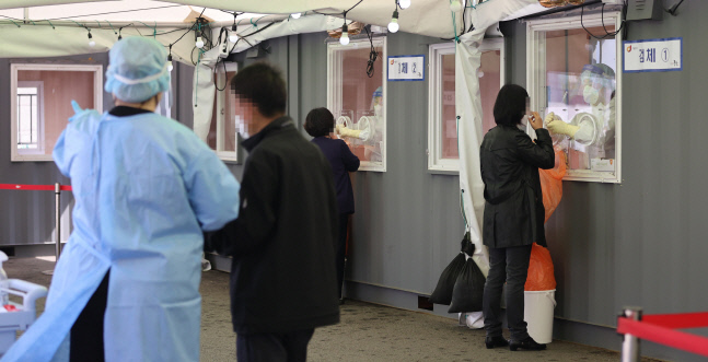 코로나19 신규확진 673명…식당·교회 등 일상 곳곳서 집단발병