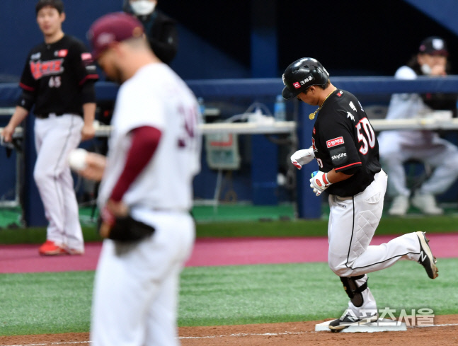 [포토]3회초 홈런 터트린 강백호, 스미스에 강하네