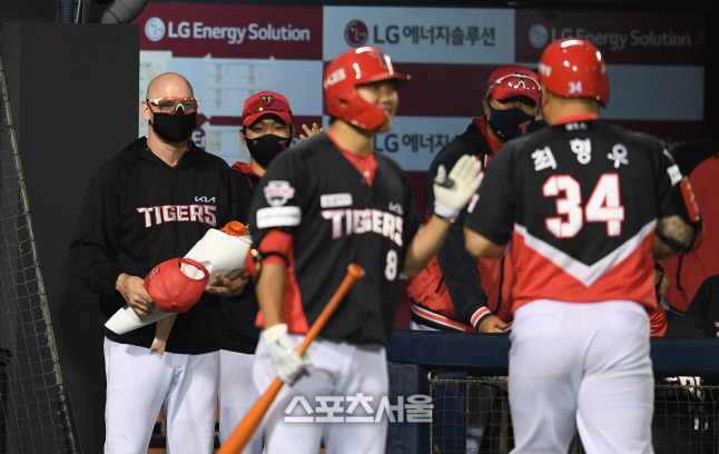 [포토]KIA 윌리엄스 감독, 최형우를 축하하기 위해 모자까지 벗고...