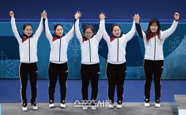 [포토]\'잘 싸웠다\' 여자 컬링! 은메달 시상대 위로 자랑스럽게!