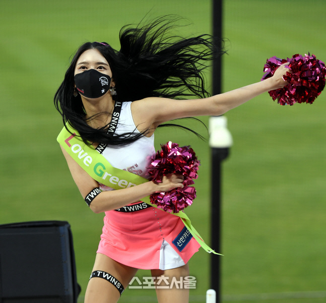 [포토] LG 치어리더 '야구장 후끈하게'