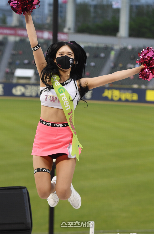 [포토] LG 치어리더 '가볍게 점프'