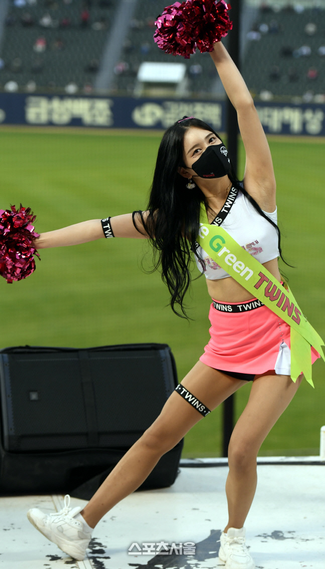 [포토] LG 치어리더 '귀엽게'