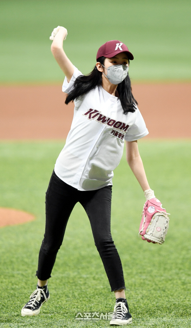 [포토] 시구하는 박지현