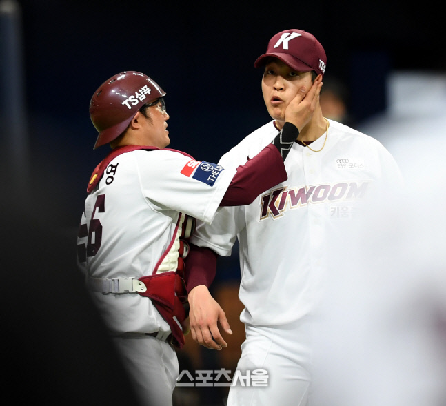 [포토] 이지영, 승리 후 조상우 쓰담쓰담